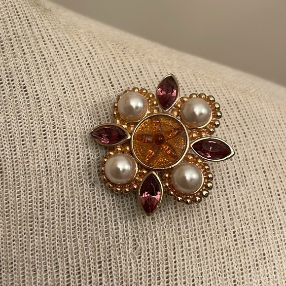 Vintage Floral Like Design Brooch with Pearl & Rhinestone Accents - Picture 9 of 15